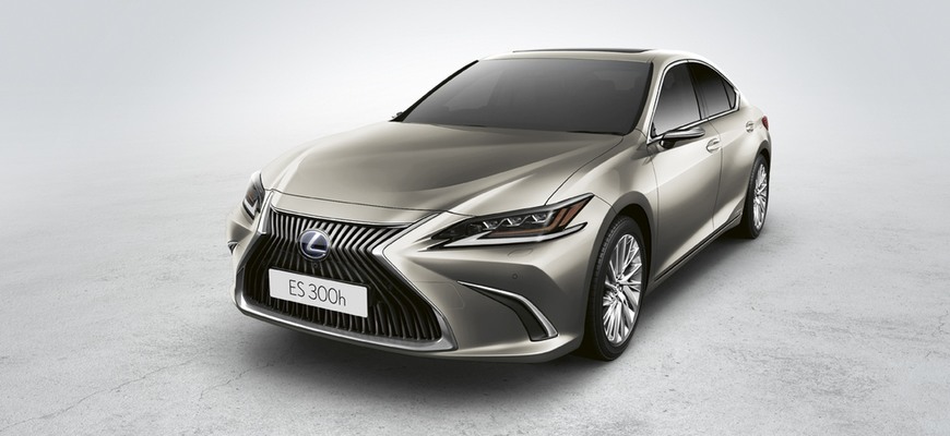 Modernizovaný Lexus ES má dokonalejšie digitálne zrkadlá a nižšiu spotrebu