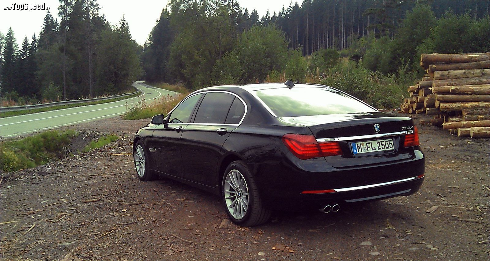 Kto z koho? BMW 730Ld je viac než schopné auto aj na takýchto cestách.