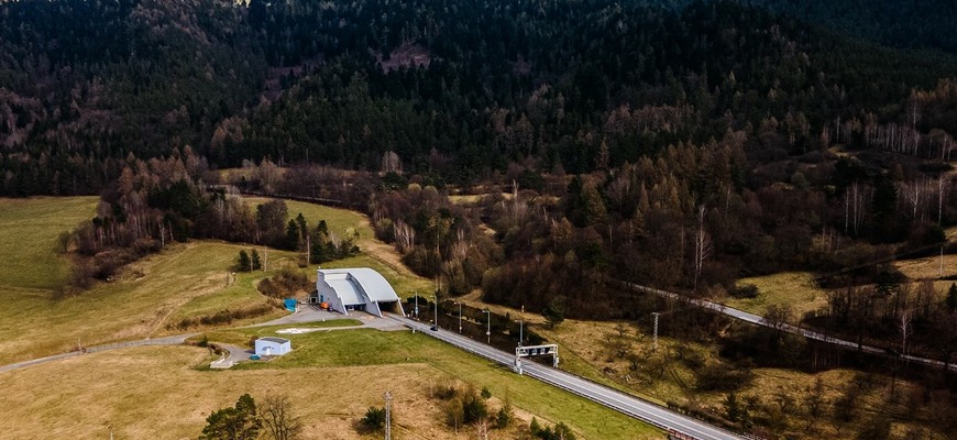 Najdlhší cestný tunel na Slovensku zostáva zatvorený do stredy, počítajte so zdržaním!