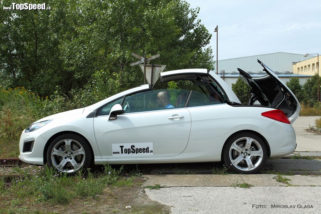 Peugeot 308 CC má aj po zložení strechy stále 266 l objemu