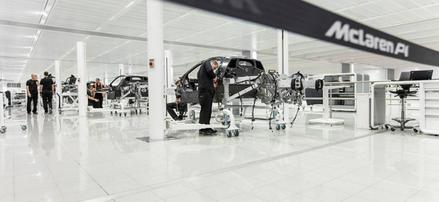 McLaren začal sériovú výrobu hyperšportu P1. Montážna hala je čistá ako operačná sála