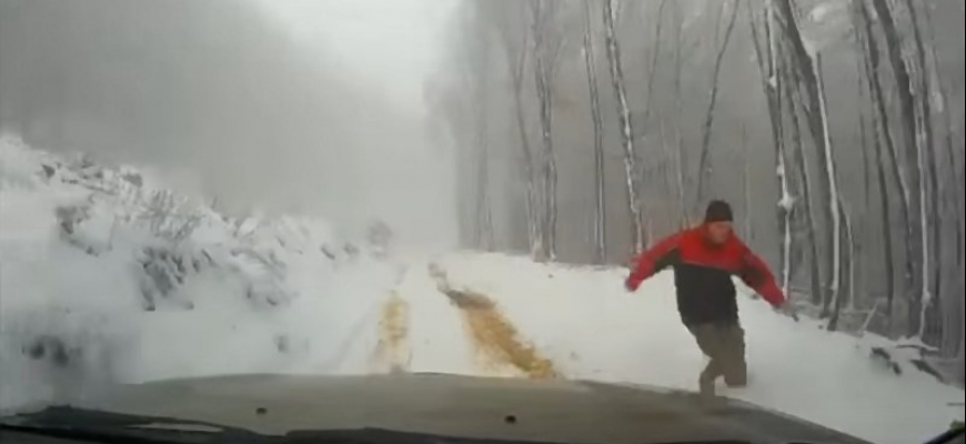 Ušlo mu auto z kopca. Kamera má grotesku a auto tragédiu