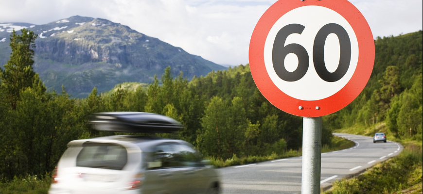 Každý druhý Slovák prekračuje rýchlosť a 59% sa na cestách necíti bezpečne