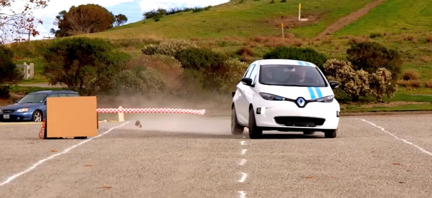 Autonómny Renault sa vyhne prekážke ako profi jazdec