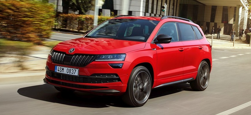 Potvrdené, Škoda Karoq má po facelifte. Firma odhalí modernizovaný model 30. novembra