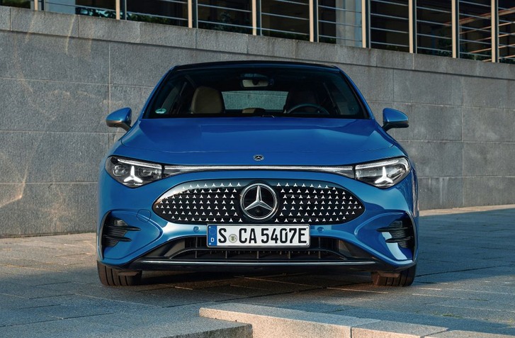 EURÓPSKE AUTO ROKA 2026 JE PO 52 ROKOCH OPÄŤ MERCEDES! NA TRÓNE STRIEDA RENAULT 5