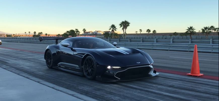 Bývalý Stig prehnal Aston Martin Vulcan na okruhu