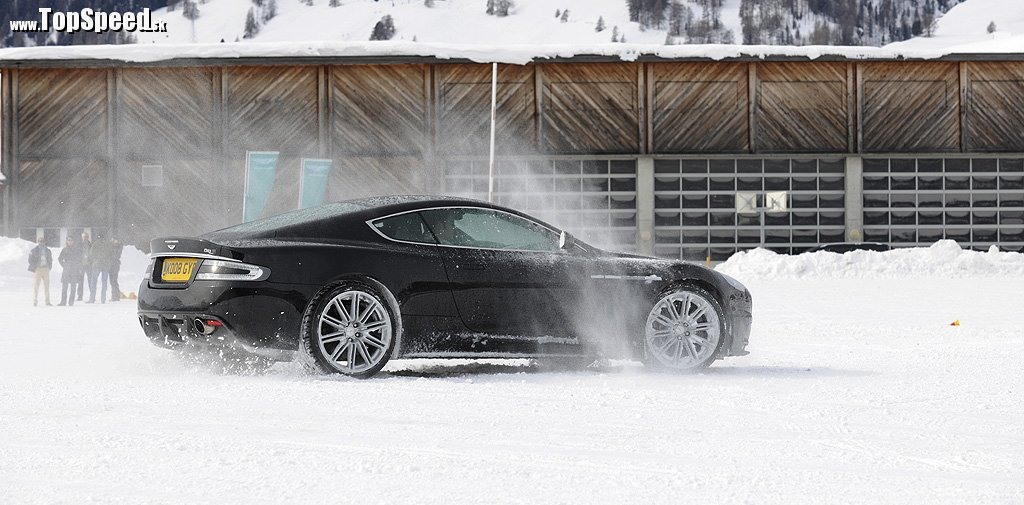 Koľko krát v živote ste videli takto šantiť Aston Martin na snehu? OK, James Bond film sa neráta.