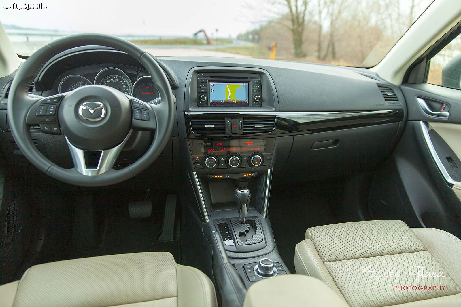 Mazda CX-5 2.2 Skyactiv-D má príjemný interiér, avšak sú tu niektoré skutočne veľké nedostatky