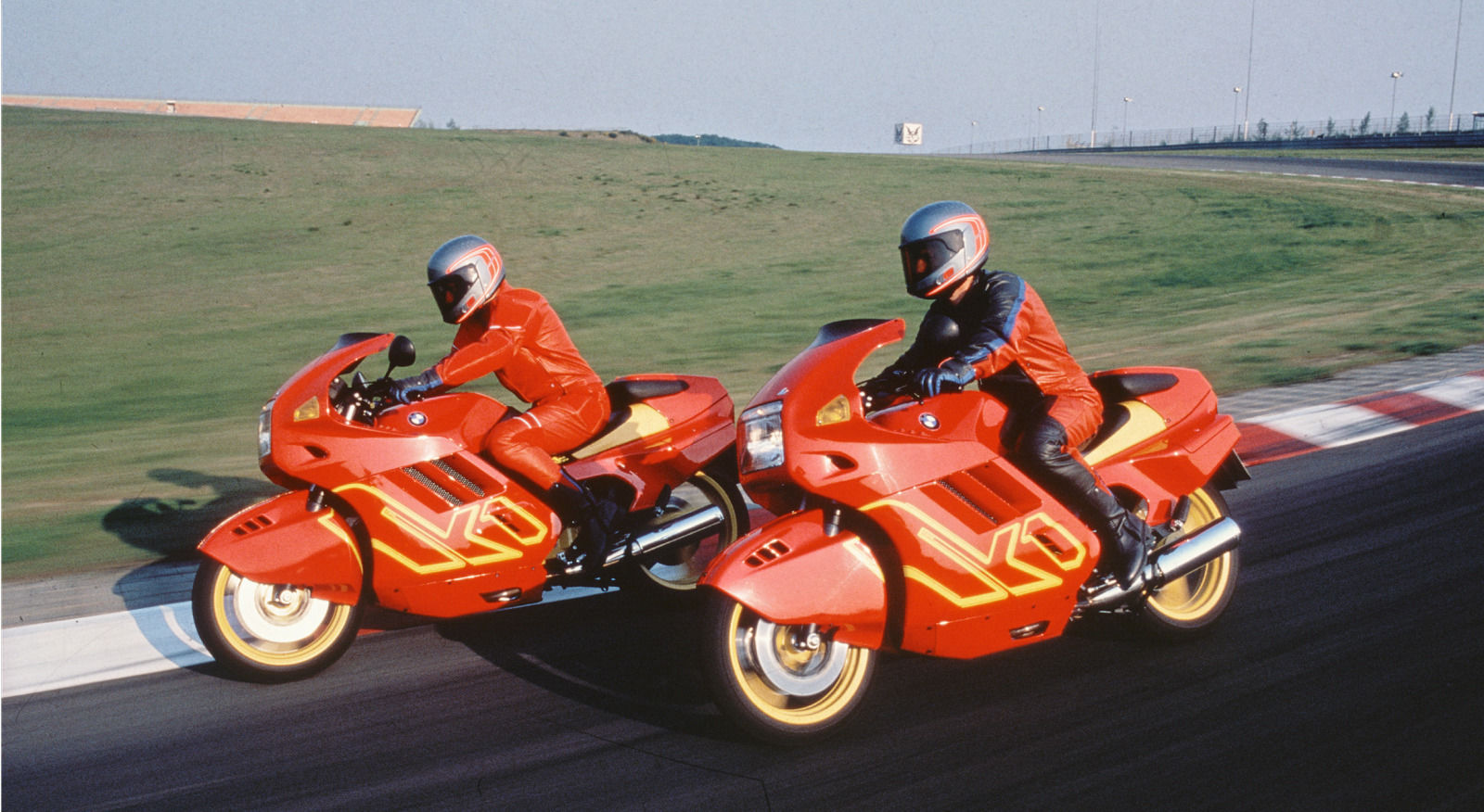100 rokov BMW - športovo-cestovná motorka BMW K1 z roku 1990 bola prvým motocyklom s katalyzatorom