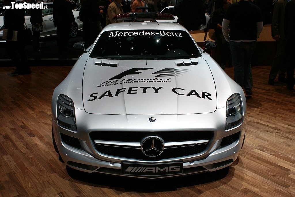 Celým menom sa táto stíhačka volá Mercedes Benz SLS AMG Official F1 Safety Car