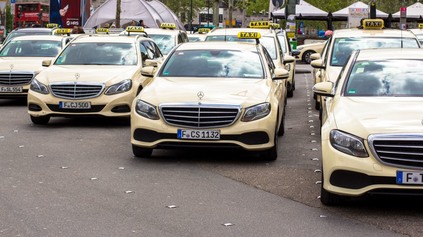 TAXIKÁRSKA LEGENDA KONČÍ. MERCEDES PRESTANE VYRÁBAŤ BÉŽOVÚ TRIEDU E, NA VINE JE MALÝ ZÁUJEM