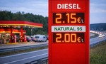 Susedia tankujú za 2 €. Kedy začne zdražovať aj Slovensko?