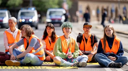 ABSURDISTAN! PRILEPILI SA A ZABLOKOVALI CESTU, NO POKUTU DOSTALI VODIČI!