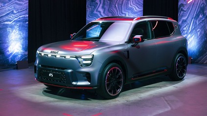 SMART BRABUS JE SPÄŤ. Z OBRATNÉHO MESTSKÉHO MINI JE TANK S DYNAMIKOU PORSCHE 911