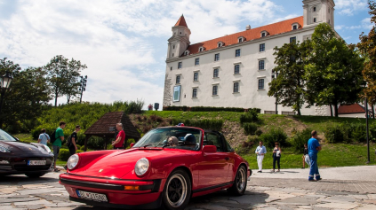PRESNE O MESIAC - STO PORSCHE NA HRADE