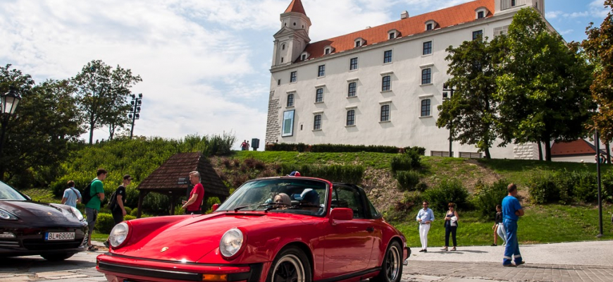 Presne o mesiac - Sto Porsche na hrade
