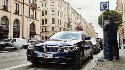 Modernizované BMW 5 hybrid možno dostane aj šesťvalec