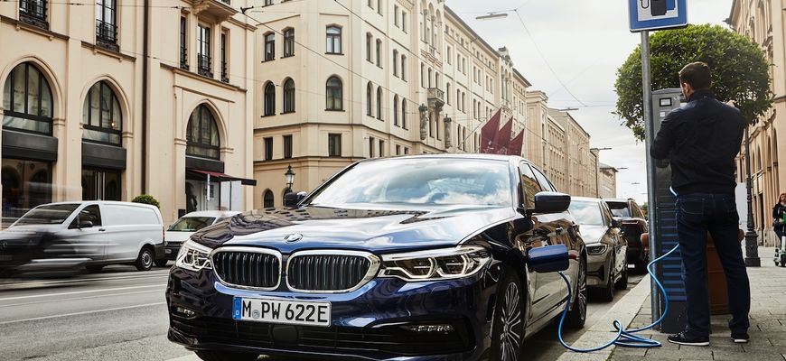 Modernizované BMW 5 hybrid možno dostane aj šesťvalec