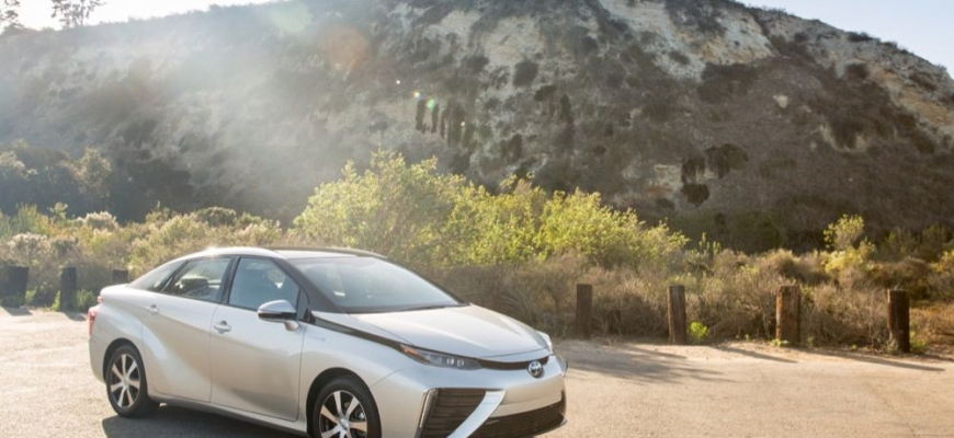 Elon Musk tvrdí, že vodíkové autá sú na h*vno, Toyota mu vtipne odpovedá