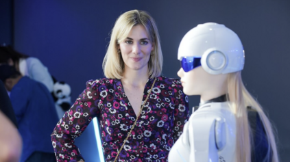 BLOND, UNIFORMNÝ VÝZOR A SUPER MOZOG! UŽ ČOSKORO VÁM PREDÁ NOVÉ AUTO „ROBOCOP V SUKNI“