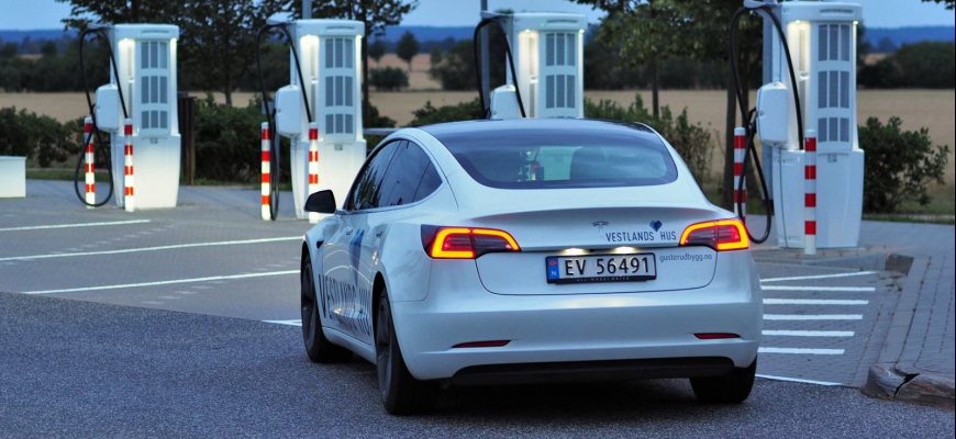 Takmer 2800 km s elektromobilom za deň? Aj také čosi dokáže Tesla Model 3