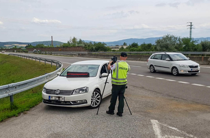 POLICAJNÝ RADAR NAMERAL VODIČOVI FORD FOCUS 703 KM/H. DALI MU AJ POKUTU