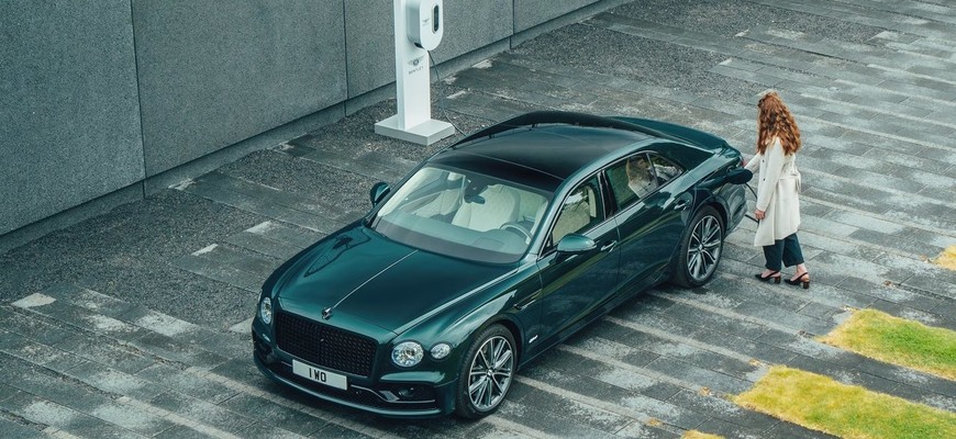 Doba si ho vyžiadala. Bentley Flying Spur Hybrid dostal malý šesťvalec a nálož batérií