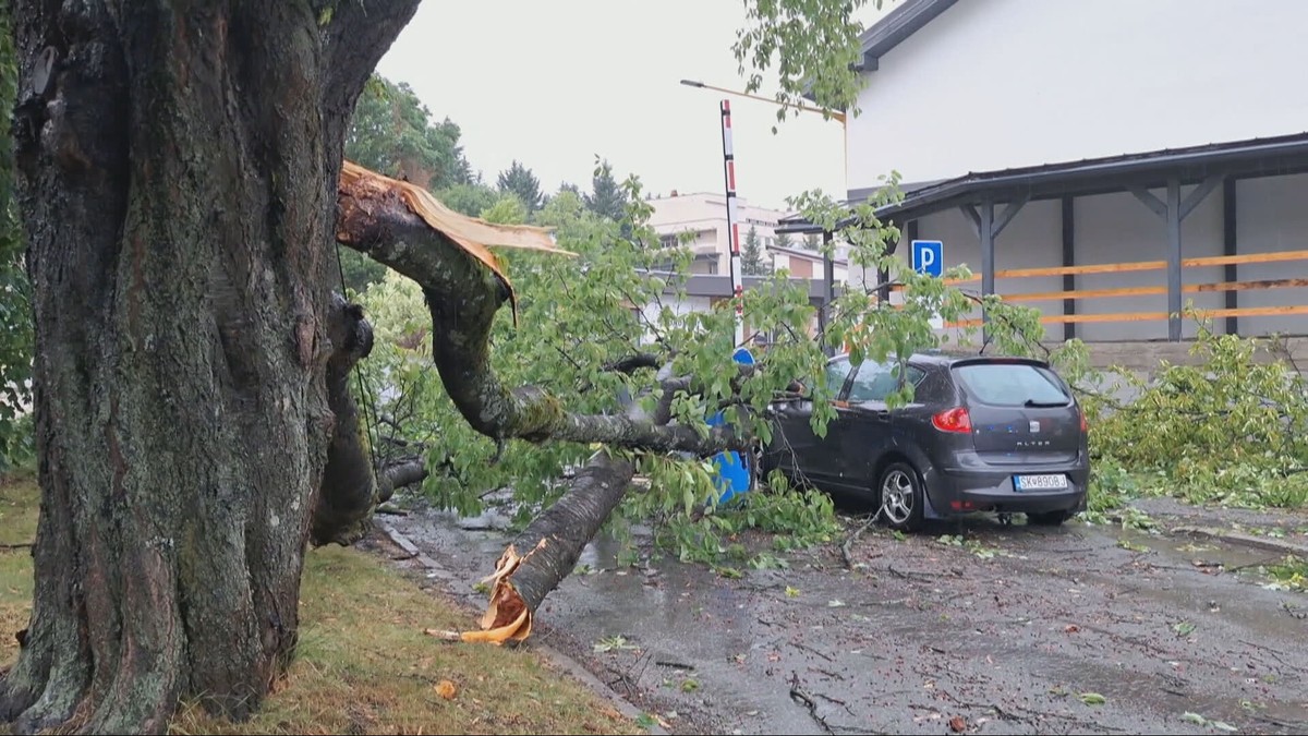 BÚRKY SA PRESÚVAJÚ NA SEVER A ZÁPAD SLOVENSKA. VYHLÁSILI NAJVYŠŠÍ STUPEŇ VÝSTRAH
