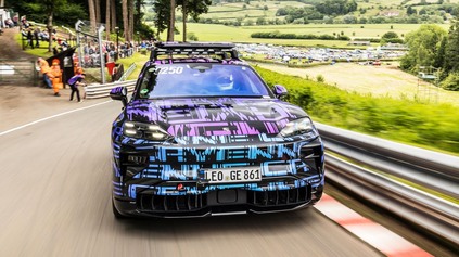 NOVÉ ELEKTRICKÉ PORSCHE CAYENNE VYRAZILO NA TRAŤ PRETEKOV DO VRCHU SHELSLEY WALSH