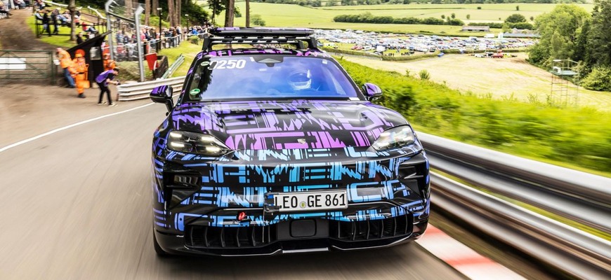 Nové elektrické Porsche Cayenne vyrazilo na trať pretekov do vrchu Shelsley Walsh