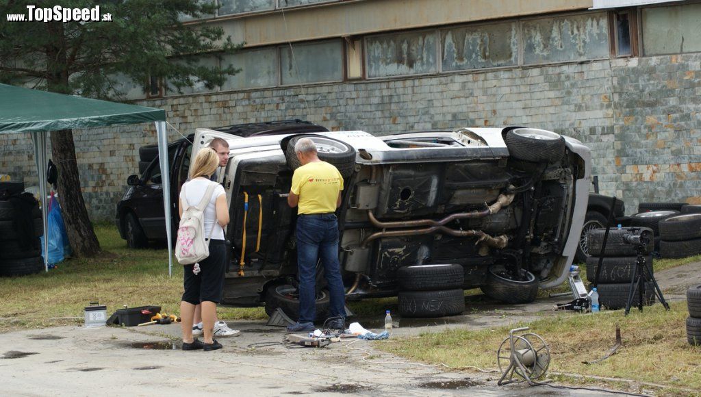 NAJ VAČŠÍ BOK AKCIE! - BMW E30 344i počas sobotnej opravy palivovej nádrže...