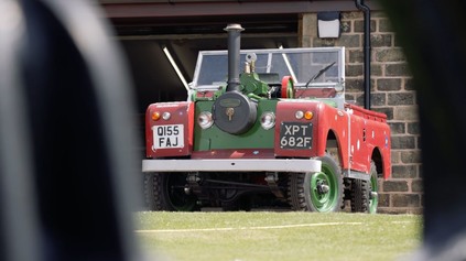 NAJPOMALŠÍ LAND ROVER NA SVETE? NAMIESTO RÁDIA MÁ DIERU NA PRIKLADANIE POD KOTLOM