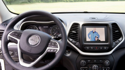 HACKLI JEEP CHEROKEE, AUTO RIADILI CEZ INTERNET!