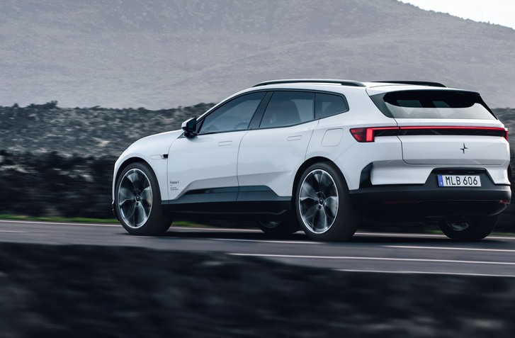 NOVÝ POLESTAR 4 SUV DOSTAL NORMÁLNE ZADNÉ OKNO. JE PRAKTICKEJŠÍ, LACNEJŠÍ A DÔJDE ĎALEJ