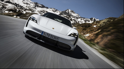 Porsche Taycan šprint zvládne viackrát než vodič znesie