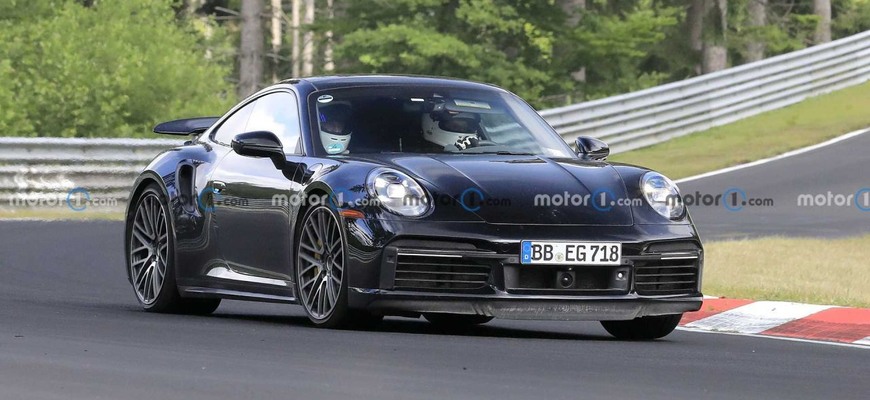 Hybridné Porsche 911 zachytené na Nürburgringu. Debut však v blízkej dobe nečakajte
