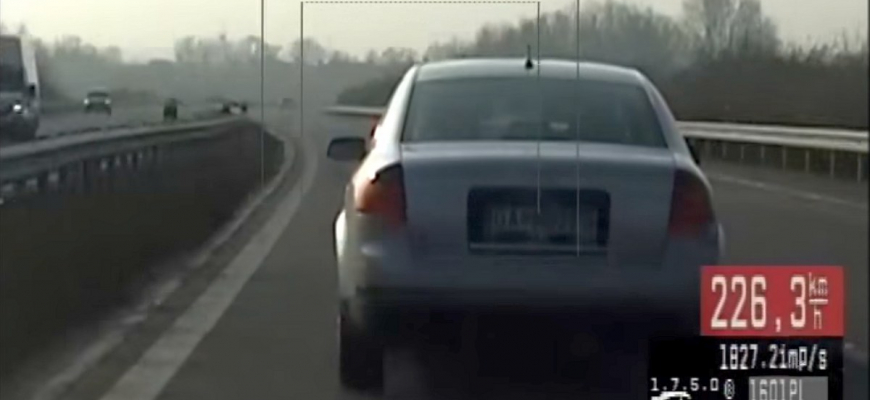 Zlodeji šli na R1 až 229 km/h. Takto vyzerá záznam policajnej kamery v aute