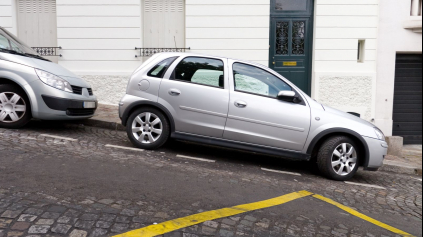 Poliaci chcú zakázať parkovanie na chodníku. Ukrajinci to už majú