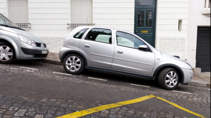 POLIACI CHCÚ ZAKÁZAŤ PARKOVANIE NA CHODNÍKU. UKRAJINCI TO UŽ MAJÚ