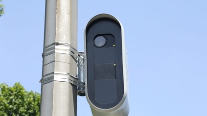 Z AKEJ DIAĽKY VÁS NAMERIA STACIONÁRNY RADAR? MÁ CENU BRZDIŤ NA POSLEDNÚ CHVÍĽU?