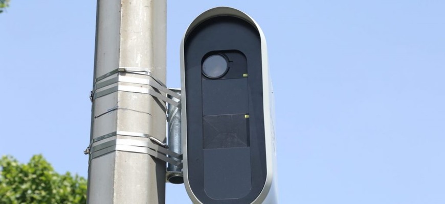 Z akej diaľky vás nameria stacionárny radar? Má cenu brzdiť na poslednú chvíľu?