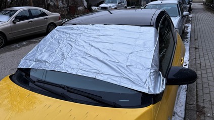 JAZDA V ZIME, ČO SA OPLATÍ MAŤ PRI SEBE V AUTE?