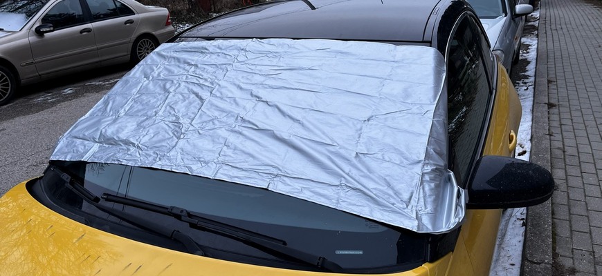 Jazda v zime, čo sa oplatí mať pri sebe v aute?