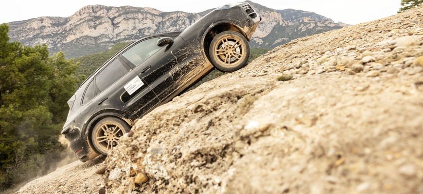 Porsche testuje modernizovaný Cayenne a dáva mu celkom zabrať