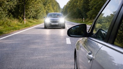 ZABLIKAŤ DIAĽKOVÝMI SVETLAMI: MÔŽETE OSTATNÝCH UPOZORNIŤ NA RADAR/HLIADKU?