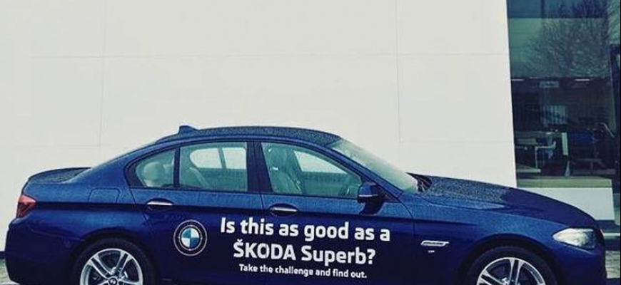 Írsky predajca Škody dáva klientom porovnať BMW radu 5 so Superbom