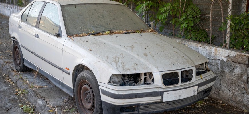 Vraky bez majiteľov zaberajú verejný priestor celé mesiace. Čo s tým?