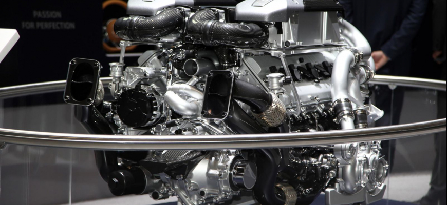 Motor Bugatti Chiron dokáže zhltnúť až 428 litrov benzínu za hodinu