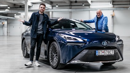 ZÁPORNÉ EMISIE? TOYOTA MIRAI JAZDÍ NA VODÍK A VYPÚŠŤA VODNÚ PARU